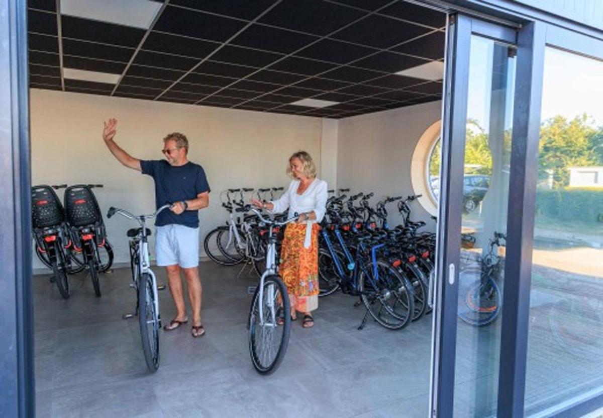 Ervaar 'Fryske Weelde' Op Vijf Sterren Vakantiepark De Kuilart Koudum Kültér fotó